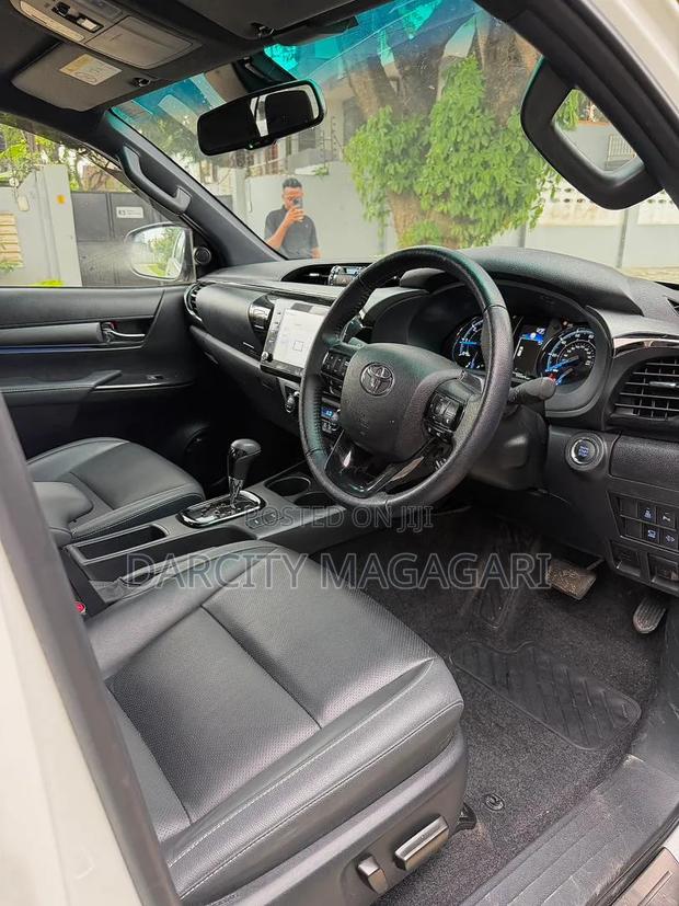 Toyota Hilux 2023 White