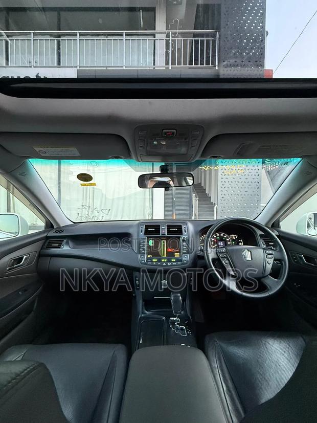 Toyota Crown 2009 White