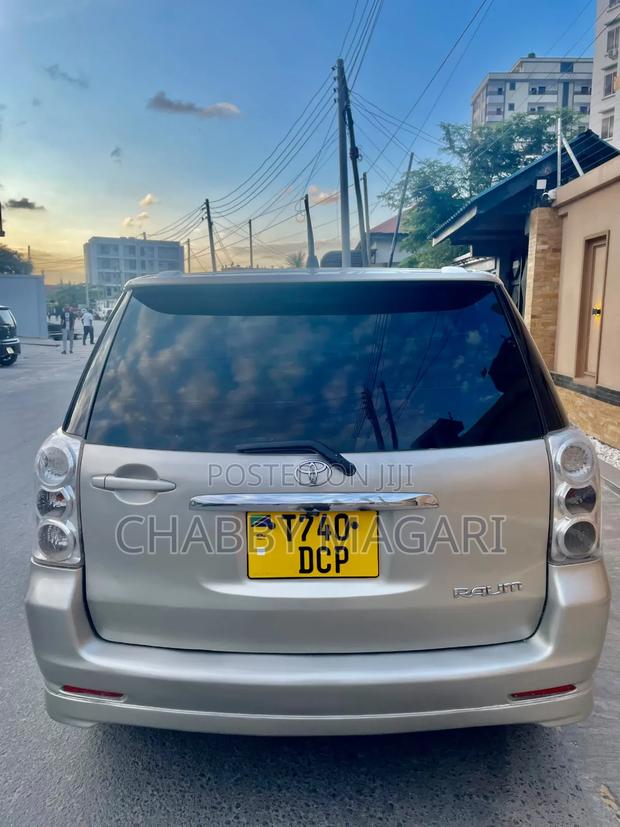 Toyota Raum 2005 Gold