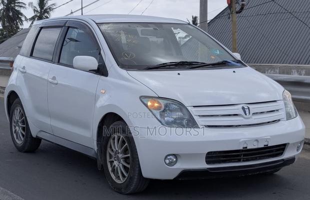 Toyota IST 2003 White