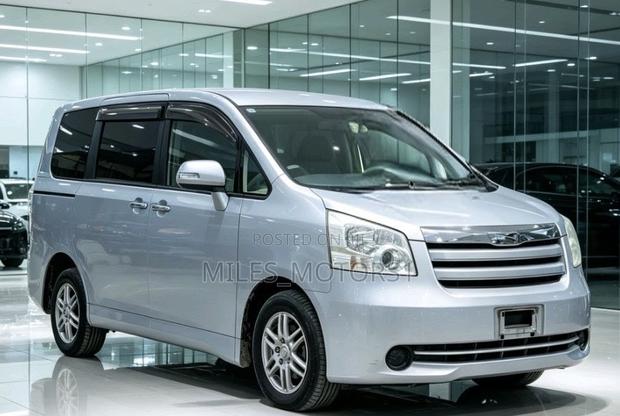 Toyota Noah 2009 Silver