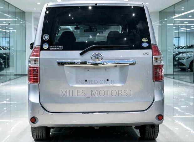 Toyota Noah 2009 Silver
