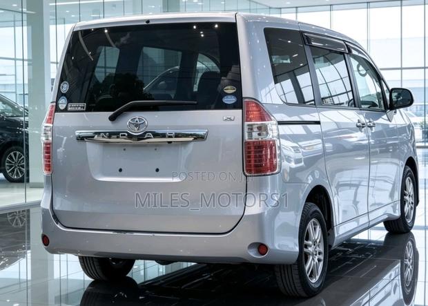 Toyota Noah 2009 Silver