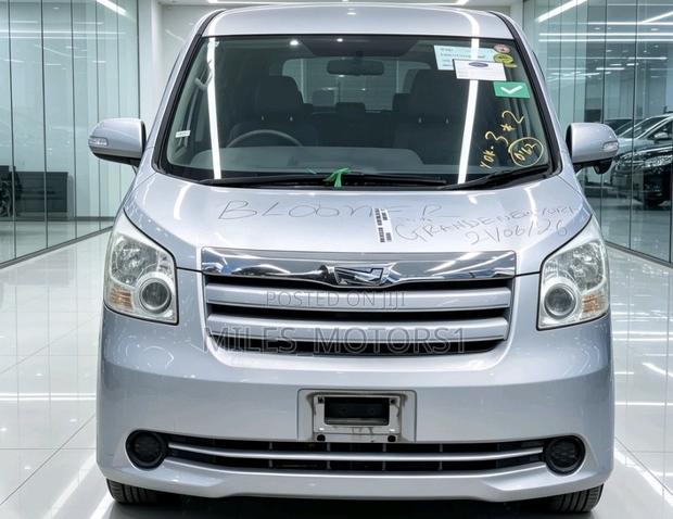 Toyota Noah 2009 Silver