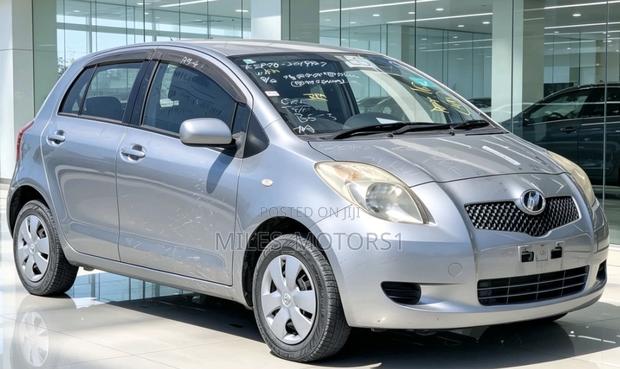Toyota Vitz 2007 Silver