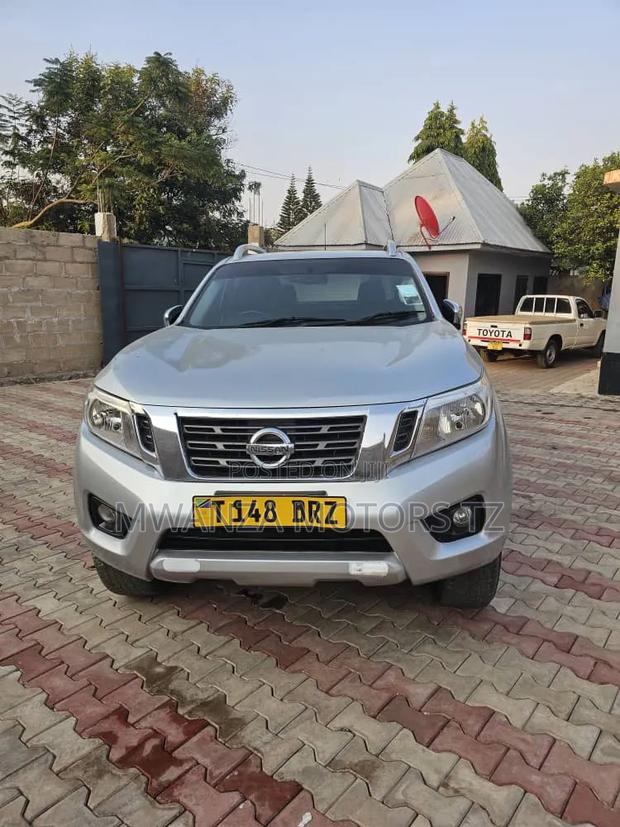 Nissan Navara 2018 Silver