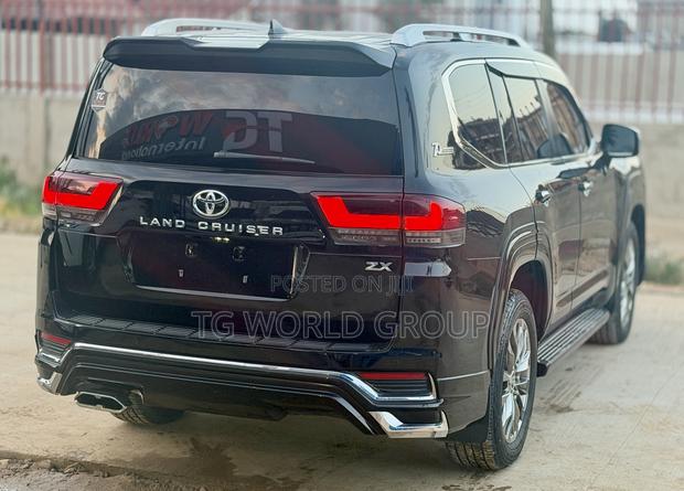 Toyota Land Cruiser LC300 2023 Black