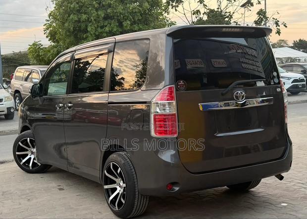 Toyota Noah 2008 Gray