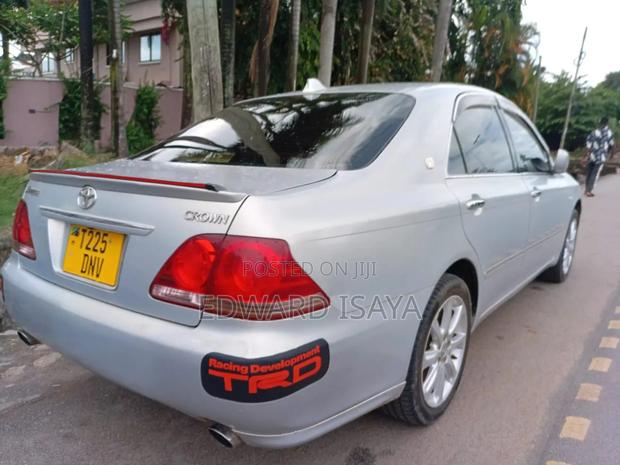 Toyota Crown Royale 2005 Gray