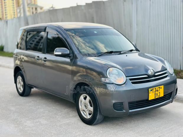Toyota Sienta 2006 Gray