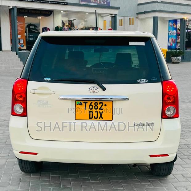 Toyota Raum 2010 Off white