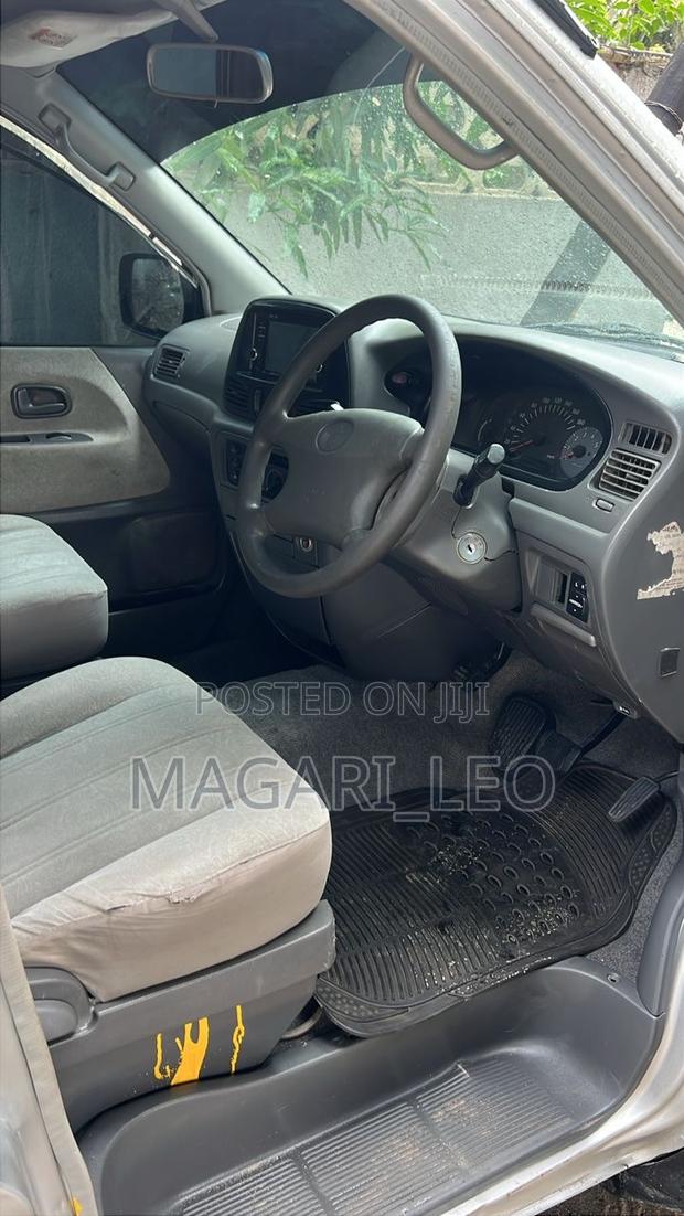 Toyota Noah 2001 Silver