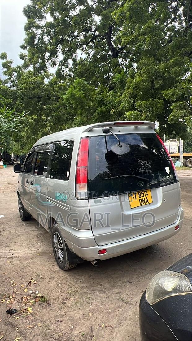 Toyota Noah 2001 Silver