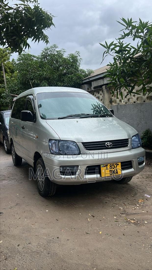Toyota Noah 2001 Silver