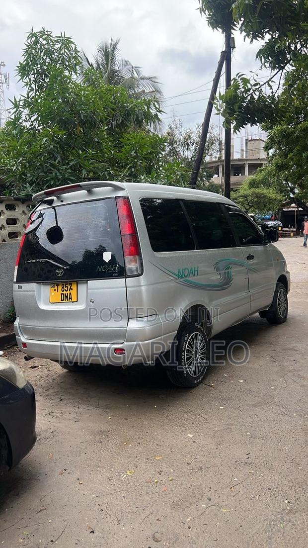 Toyota Noah 2001 Silver