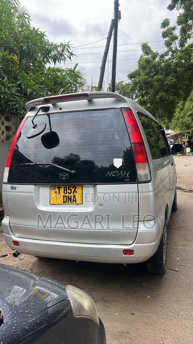 Toyota Noah 2001 Silver