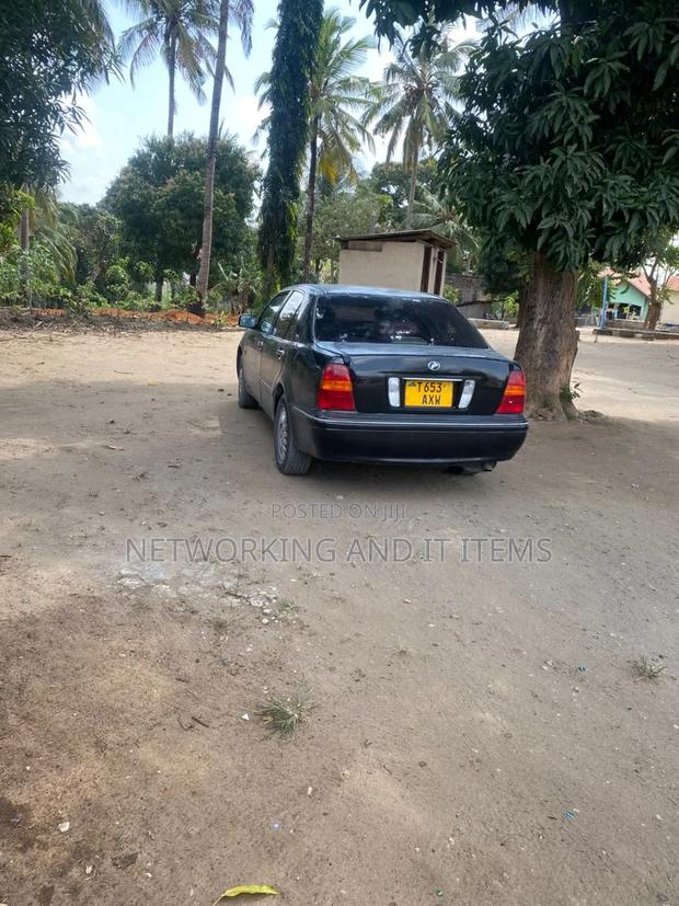 Toyota Progress 2000 Black