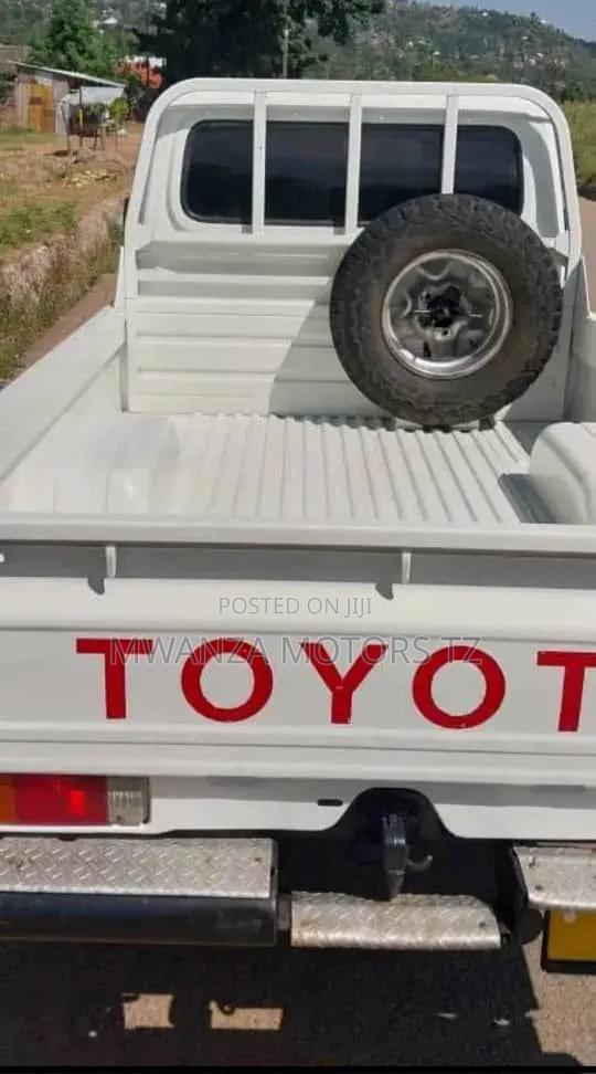 Toyota Land Cruiser 2008 White