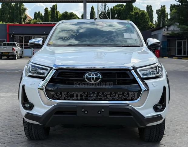 Toyota Hilux 2024 White