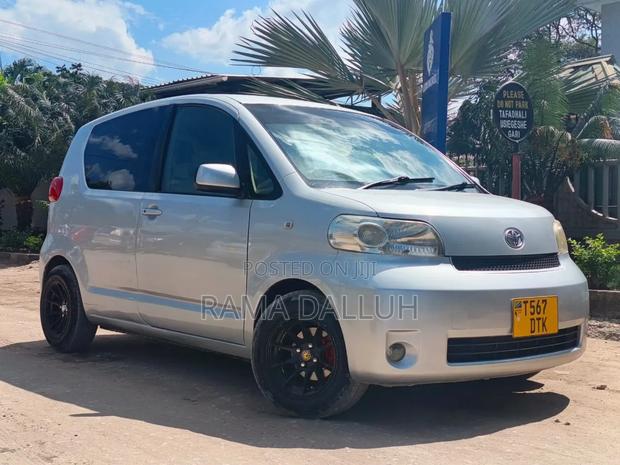 Toyota Porte 2005 Silver