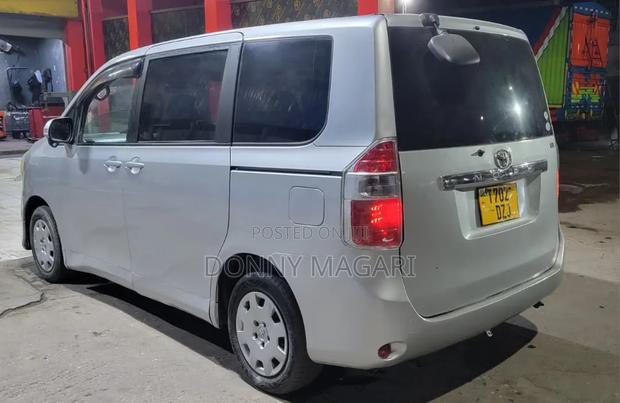 Toyota Noah 2007 Silver
