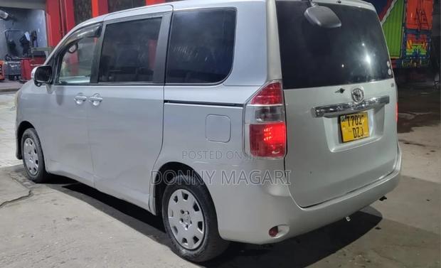 Toyota Noah 2007 Silver