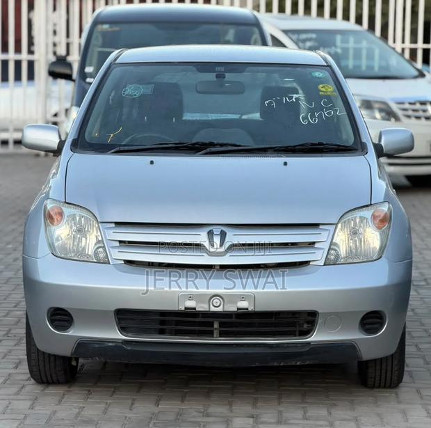 Toyota IST 2004 Silver