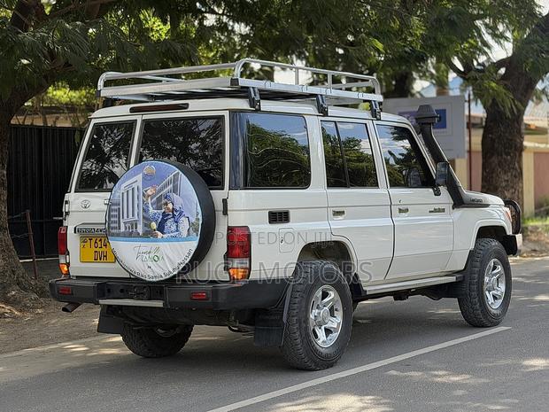 Toyota Land Cruiser 2018 White