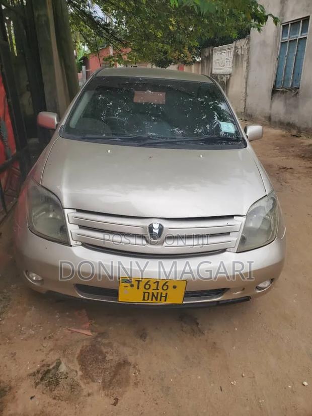 Toyota IST 2004 Gold