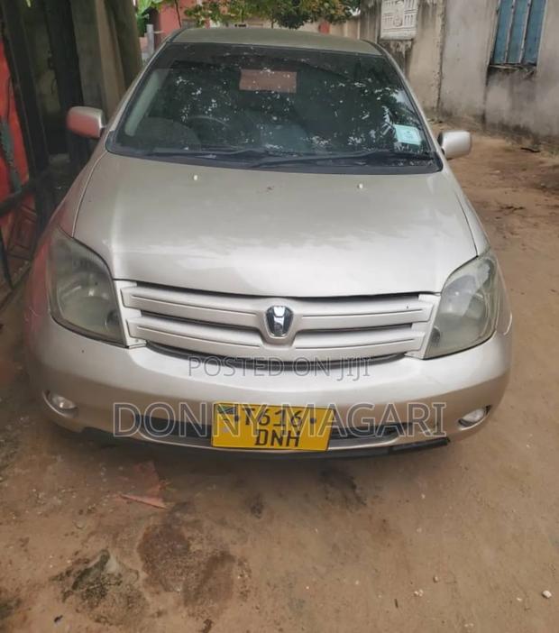Toyota IST 2004 Gold