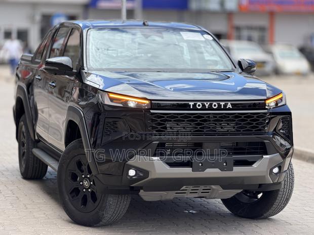 New Toyota Hilux 2025 Black