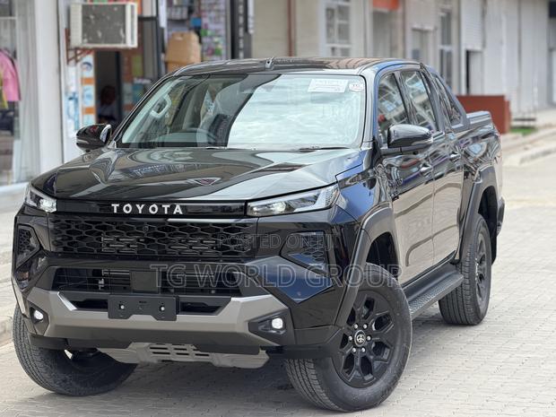 New Toyota Hilux 2025 Black