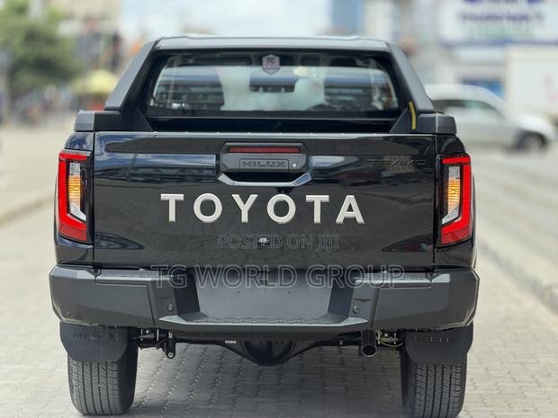 New Toyota Hilux 2025 Black