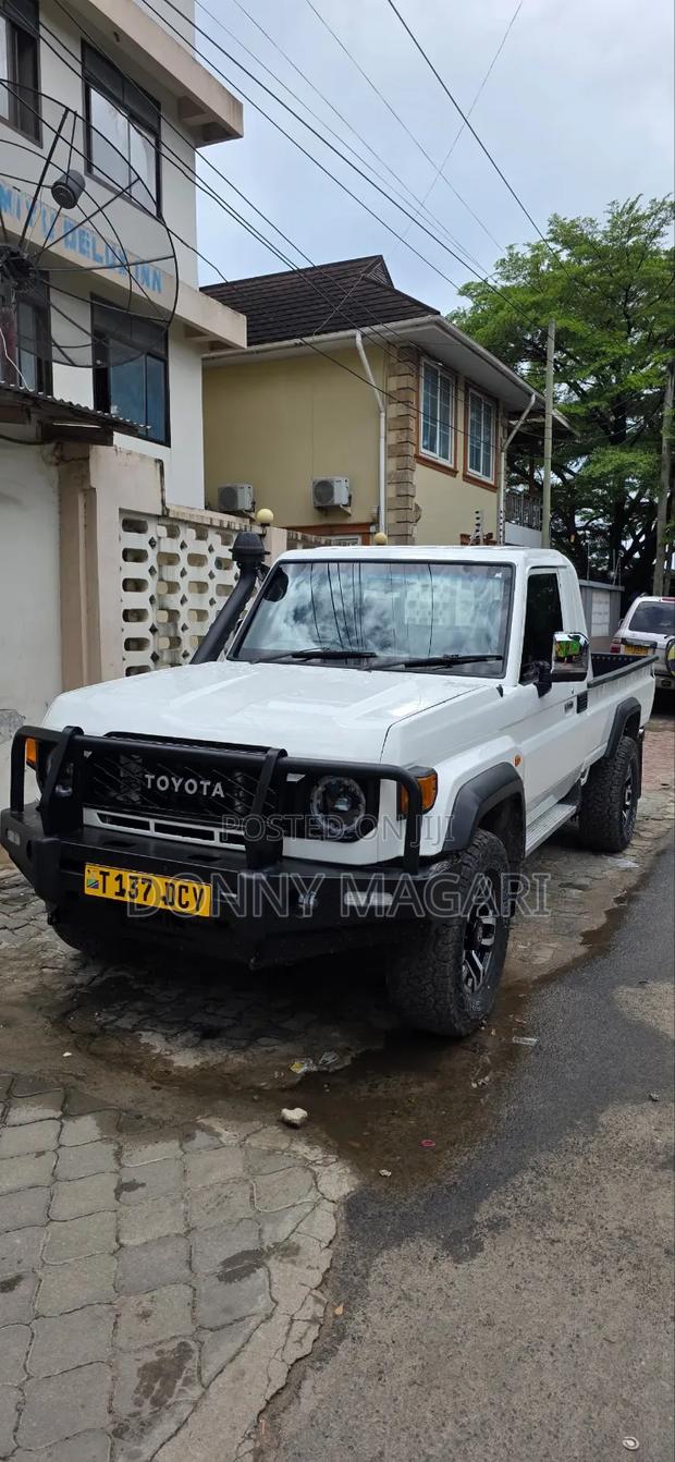 Toyota Land Cruiser 2017 White