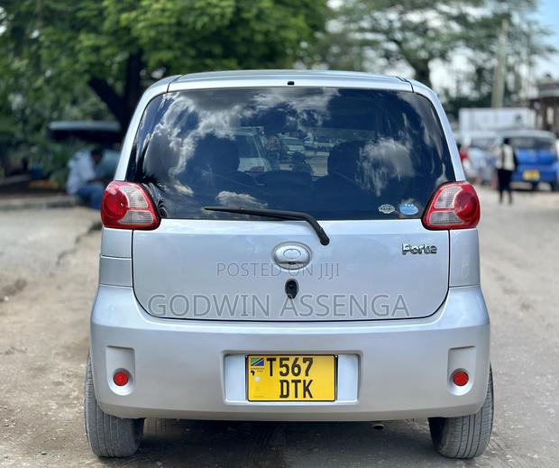Toyota Porte 2005 Silver