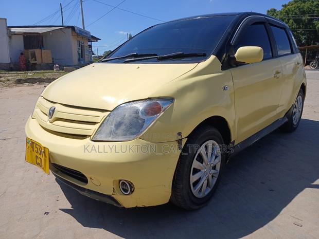 Toyota IST 2005 Yellow