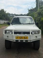 Toyota Hilux 2000 Off white for sale