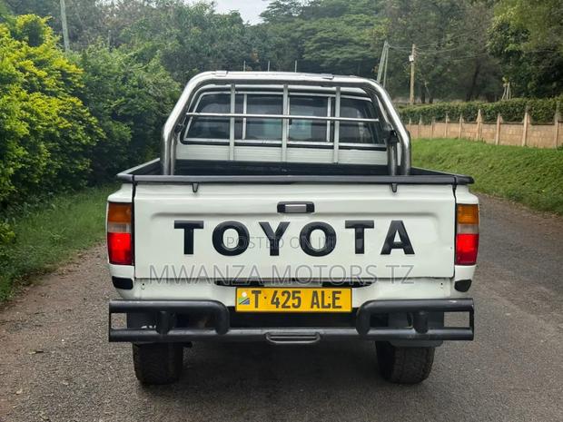 Toyota Hilux 2000 Off white