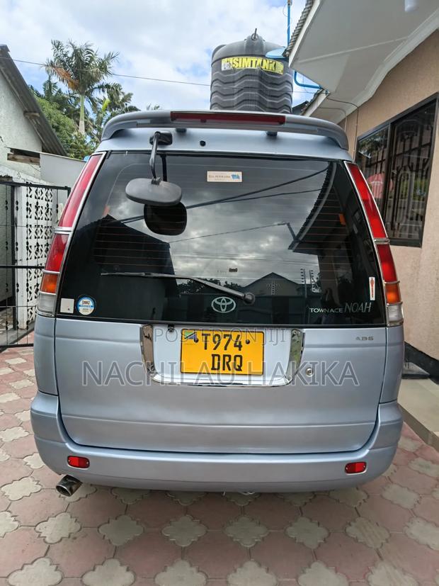 Toyota Noah 2001 Silver