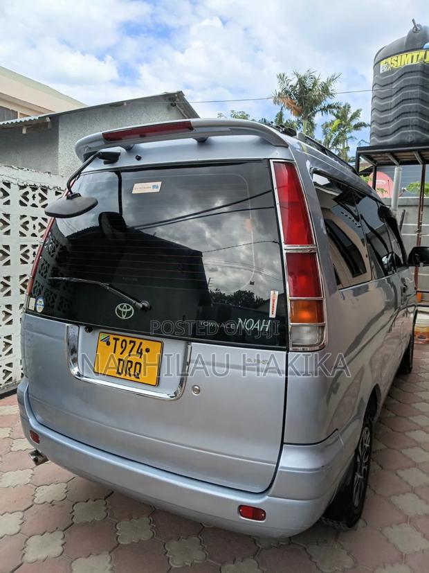 Toyota Noah 2001 Silver