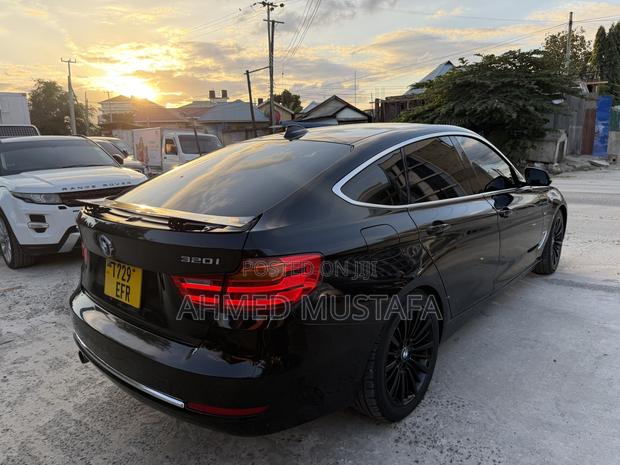 BMW 320i Sedan RWD 2013 Black