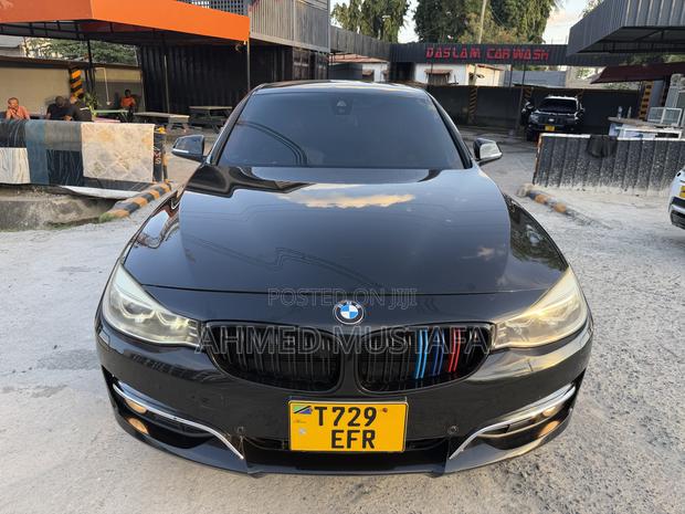 BMW 320i Sedan RWD 2013 Black
