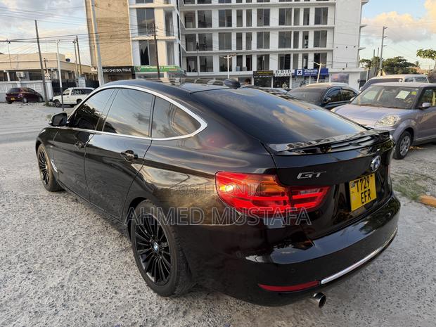 BMW 320i Sedan RWD 2013 Black