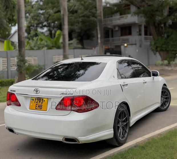 Toyota Crown 2009 White
