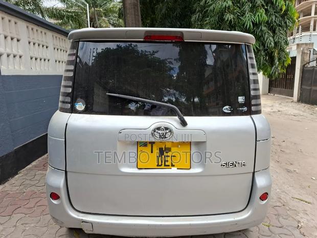 Toyota Sienta 2004 Silver