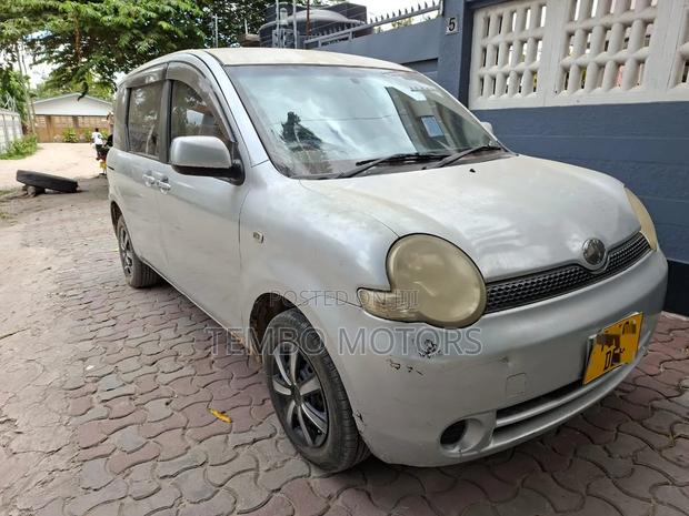 Toyota Sienta 2004 Silver