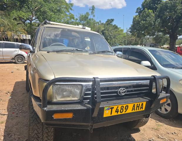 Toyota Hilux Surf 2002 Gold