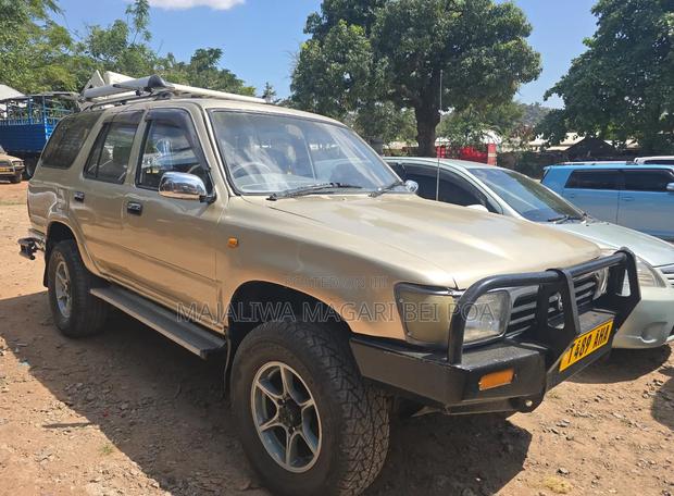 Toyota Hilux Surf 2002 Gold