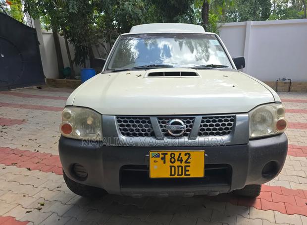 Nissan Hardbody 2011 White