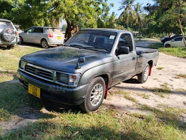 Toyota Hilux 2003 Burgundy